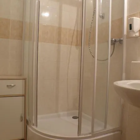 招待所 Institut 3*